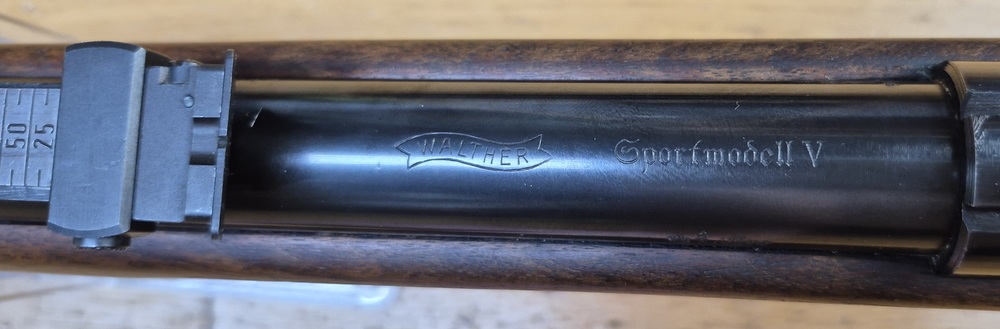 Très belle carabine d'entrainement Walther Sport Modell V - Période III°Reich - Arme d'avant-guerre 1937/1938 - Sans doute moins de 38.000 exemplaires produits - Bois en TBE++ - Excellente mécanique - Canon superbe avec de très belles rayures - TBE++