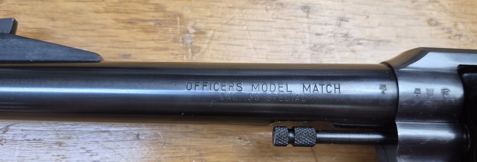 Mythique revolver Colt Officer Model Match - Cal. 38Sp - Canon lourd 6 pouces - Arme de Hartford vers 1960 - Esthétique et mécanique de pointe - Pièce rare dédiée au tir et à l'entrainement dans une fabrication de très grande qualité - Excellent état proche du neuf absolu - TBE +++