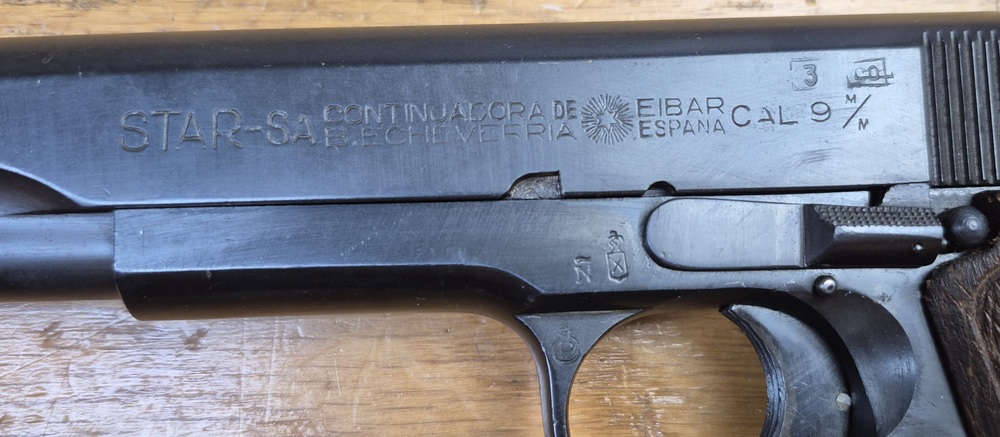 Très beau Pistolet Star B - Le plus réussi des clones du 1911 - Cal. 9 x19 - Arme adoptée par la Wehrmacht - Très belle fabrication de Eibar de 1943 - Arme militaire - État mécanique et esthétique plus que très beau - TBE++/TBE+++
