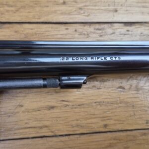 Très bel exemplaire de revolver Smith & Wesson 17-3 - Revolver de précision et d'entrainement en cal .22Lr -  Arme de Spingfield de 1972/1973 - "Pinned and recessed" - Bronzage et ajustements excellents - Mécanique en TBE++ - Canon fluté 6 pouces neuf avec de superbe rayures -  Arme de qualité Premium dans des finitions intouchables aujourd'hui - TBE++ / TBE+++