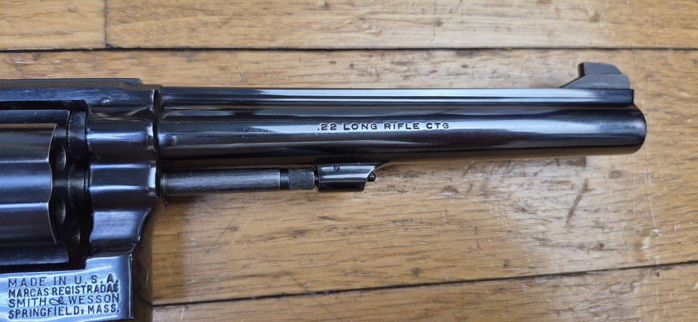 Très bel exemplaire de revolver Smith & Wesson 17-3 - Revolver de précision et d'entrainement en cal .22Lr - Arme de Spingfield de 1972/1973 - "Pinned and recessed" - Bronzage et ajustements excellents - Mécanique en TBE++ - Canon fluté 6 pouces neuf avec de superbe rayures - Arme de qualité Premium dans des finitions intouchables aujourd'hui - TBE++ / TBE+++