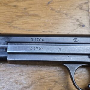 RARE pistolet SIG P210-4 - Version germanique du mythe suisse du 9 para - Arme SIG P210 fabriquée en Suisse pour les Gardes Frontières allemands - 5.500 armes seulement en 1951 - Rare version du SIG P210 avec indicateur de chargement et sans anneau de dragonne - Variante de la seconde livraison de 1951- Bon Bronzage - Fonctionnement et canon de rêve - 2° chargeur fourni en sus - Rare version en TBE