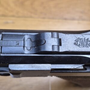 Très beau Luger d'artillerie P08 – Arme de 1917 – Canon 8 pouces (20cm!) – Fabrication DWM – Entièrement mono-matricule (sauf le chargeur qui est d'époque) – Cal. 9×19 – Peu courants hausse et guidon du second type – Très belles plaquettes - Bronzage d'époque à encore 80% – Splendide canon - TBE+
