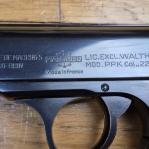 Très beau et rare Walther PPK de fabrication Manurhin sur licence exclusive Walther - Calibre 22LR (très peu courant) - Splendide bronzage - Probable arme d'entrainement de Police - 2 chargeurs 10 coups dont un avec extension d'auriculaire - Sûreté decocking - Canon miroir - Étui marqué de la Police de Bavière - Anneau de dragonne - État quasi neuf  ! TBE+++