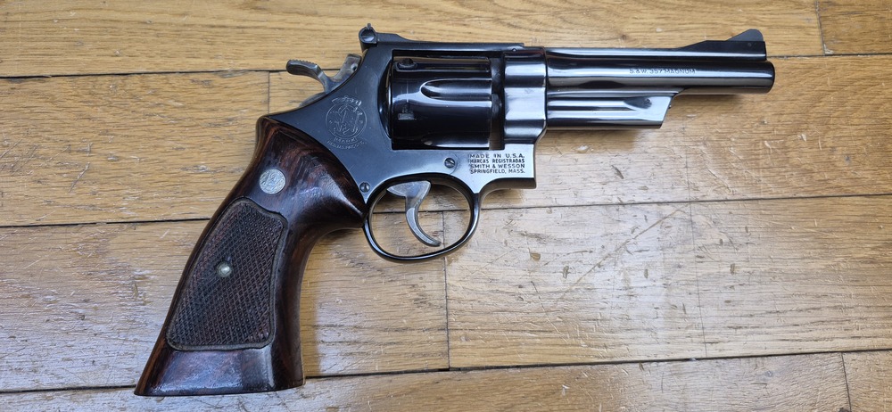 Mythique revolver Smith&Wesson modèle 27-2 – Cal .357Mag – Arme de 1976/77 - Fabrication et mécanique de qualité introuvable aujourd'hui - Revolver du FBI et des policiers – Canon de 5 pouces en fluté – Bronzage noir glacé superbe – Arme d'exception pour tireur d’exception - TBE++ Quasi neuf ! – Image 2