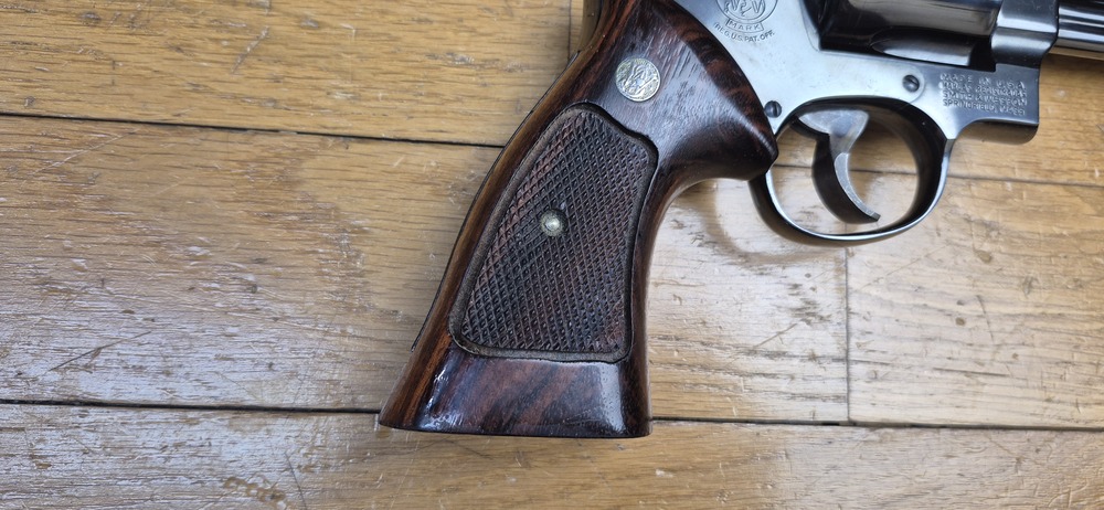Mythique revolver Smith&Wesson modèle 27-2 – Cal .357Mag – Arme de 1976/77 - Fabrication et mécanique de qualité introuvable aujourd'hui - Revolver du FBI et des policiers – Canon de 5 pouces en fluté – Bronzage noir glacé superbe – Arme d'exception pour tireur d’exception - TBE++ Quasi neuf ! – Image 3