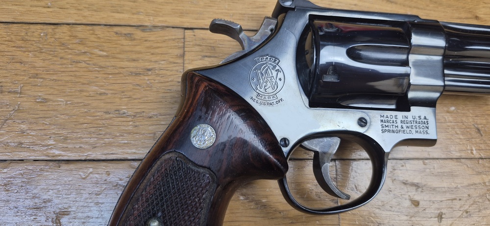 Mythique revolver Smith&Wesson modèle 27-2 – Cal .357Mag – Arme de 1976/77 - Fabrication et mécanique de qualité introuvable aujourd'hui - Revolver du FBI et des policiers – Canon de 5 pouces en fluté – Bronzage noir glacé superbe – Arme d'exception pour tireur d’exception - TBE++ Quasi neuf ! – Image 4