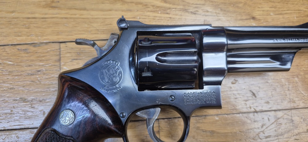 Mythique revolver Smith&Wesson modèle 27-2 – Cal .357Mag – Arme de 1976/77 - Fabrication et mécanique de qualité introuvable aujourd'hui - Revolver du FBI et des policiers – Canon de 5 pouces en fluté – Bronzage noir glacé superbe – Arme d'exception pour tireur d’exception - TBE++ Quasi neuf ! – Image 5