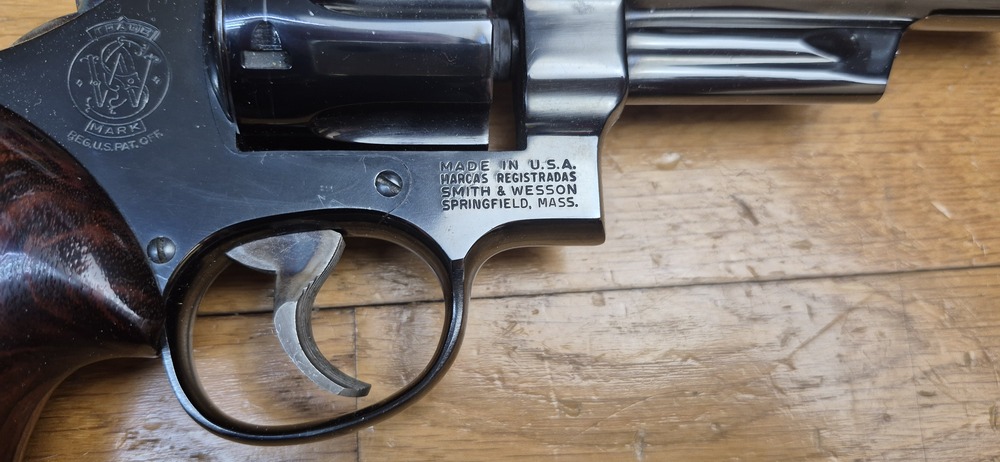 Mythique revolver Smith&Wesson modèle 27-2 – Cal .357Mag – Arme de 1976/77 - Fabrication et mécanique de qualité introuvable aujourd'hui - Revolver du FBI et des policiers – Canon de 5 pouces en fluté – Bronzage noir glacé superbe – Arme d'exception pour tireur d’exception - TBE++ Quasi neuf ! – Image 6