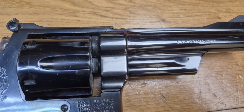 Mythique revolver Smith&Wesson modèle 27-2 – Cal .357Mag – Arme de 1976/77 - Fabrication et mécanique de qualité introuvable aujourd'hui - Revolver du FBI et des policiers – Canon de 5 pouces en fluté – Bronzage noir glacé superbe – Arme d'exception pour tireur d’exception - TBE++ Quasi neuf ! – Image 7