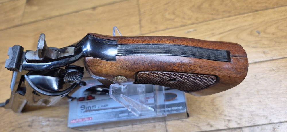 Mythique revolver Smith&Wesson modèle 27-2 – Cal .357Mag – Arme de 1976/77 - Fabrication et mécanique de qualité introuvable aujourd'hui - Revolver du FBI et des policiers – Canon de 5 pouces en fluté – Bronzage noir glacé superbe – Arme d'exception pour tireur d’exception - TBE++ Quasi neuf ! – Image 12