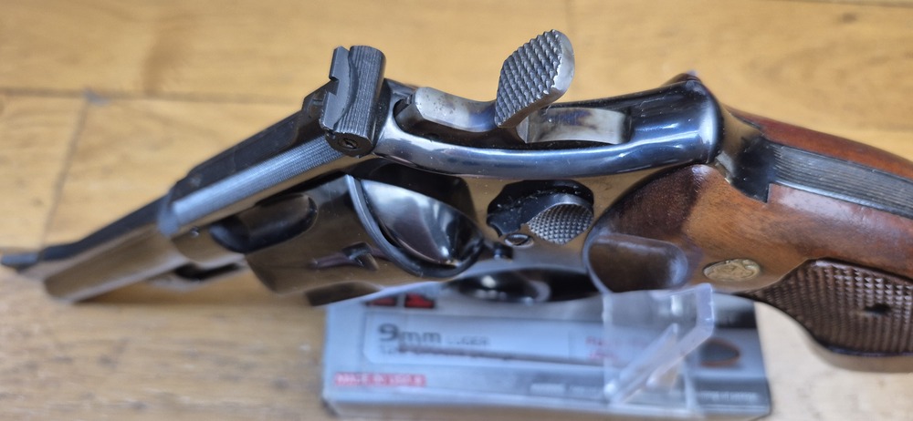 Mythique revolver Smith&Wesson modèle 27-2 – Cal .357Mag – Arme de 1976/77 - Fabrication et mécanique de qualité introuvable aujourd'hui - Revolver du FBI et des policiers – Canon de 5 pouces en fluté – Bronzage noir glacé superbe – Arme d'exception pour tireur d’exception - TBE++ Quasi neuf ! – Image 13