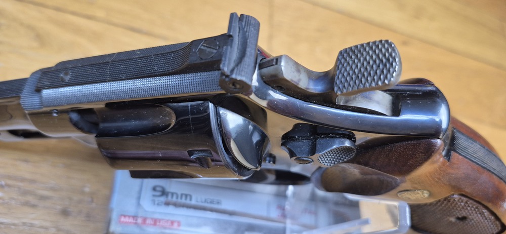 Mythique revolver Smith&Wesson modèle 27-2 – Cal .357Mag – Arme de 1976/77 - Fabrication et mécanique de qualité introuvable aujourd'hui - Revolver du FBI et des policiers – Canon de 5 pouces en fluté – Bronzage noir glacé superbe – Arme d'exception pour tireur d’exception - TBE++ Quasi neuf ! – Image 14