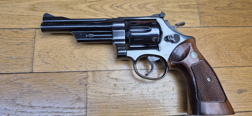 Mythique revolver Smith&Wesson modèle 27-2 – Cal .357Mag – Arme de 1976/77 - Fabrication et mécanique de qualité introuvable aujourd'hui - Revolver du FBI et des policiers – Canon de 5 pouces en fluté – Bronzage noir glacé superbe – Arme d'exception pour tireur d’exception - TBE++ Quasi neuf ! – Image 18