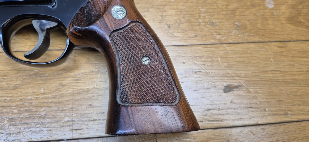 Mythique revolver Smith&Wesson modèle 27-2 – Cal .357Mag – Arme de 1976/77 - Fabrication et mécanique de qualité introuvable aujourd'hui - Revolver du FBI et des policiers – Canon de 5 pouces en fluté – Bronzage noir glacé superbe – Arme d'exception pour tireur d’exception - TBE++ Quasi neuf ! – Image 19