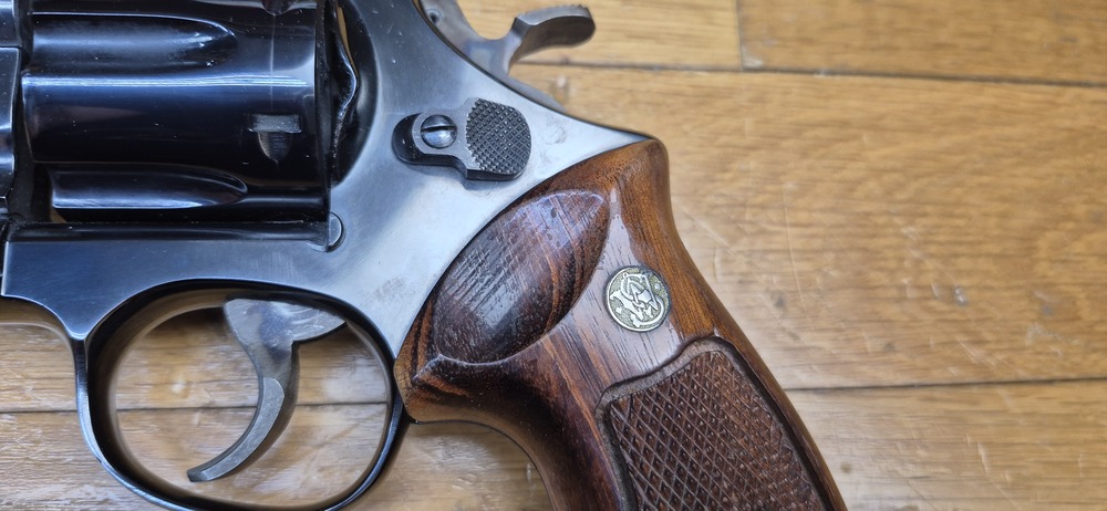 Mythique revolver Smith&Wesson modèle 27-2 – Cal .357Mag – Arme de 1976/77 - Fabrication et mécanique de qualité introuvable aujourd'hui - Revolver du FBI et des policiers – Canon de 5 pouces en fluté – Bronzage noir glacé superbe – Arme d'exception pour tireur d’exception - TBE++ Quasi neuf ! – Image 20