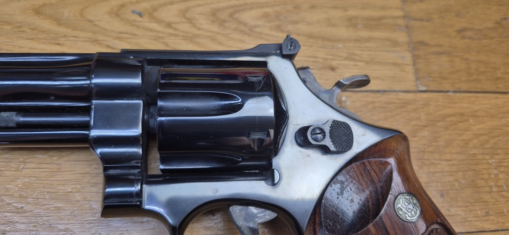 Mythique revolver Smith&Wesson modèle 27-2 – Cal .357Mag – Arme de 1976/77 - Fabrication et mécanique de qualité introuvable aujourd'hui - Revolver du FBI et des policiers – Canon de 5 pouces en fluté – Bronzage noir glacé superbe – Arme d'exception pour tireur d’exception - TBE++ Quasi neuf ! – Image 21