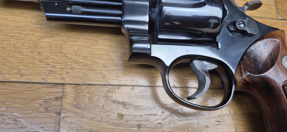 Mythique revolver Smith&Wesson modèle 27-2 – Cal .357Mag – Arme de 1976/77 - Fabrication et mécanique de qualité introuvable aujourd'hui - Revolver du FBI et des policiers – Canon de 5 pouces en fluté – Bronzage noir glacé superbe – Arme d'exception pour tireur d’exception - TBE++ Quasi neuf ! – Image 22