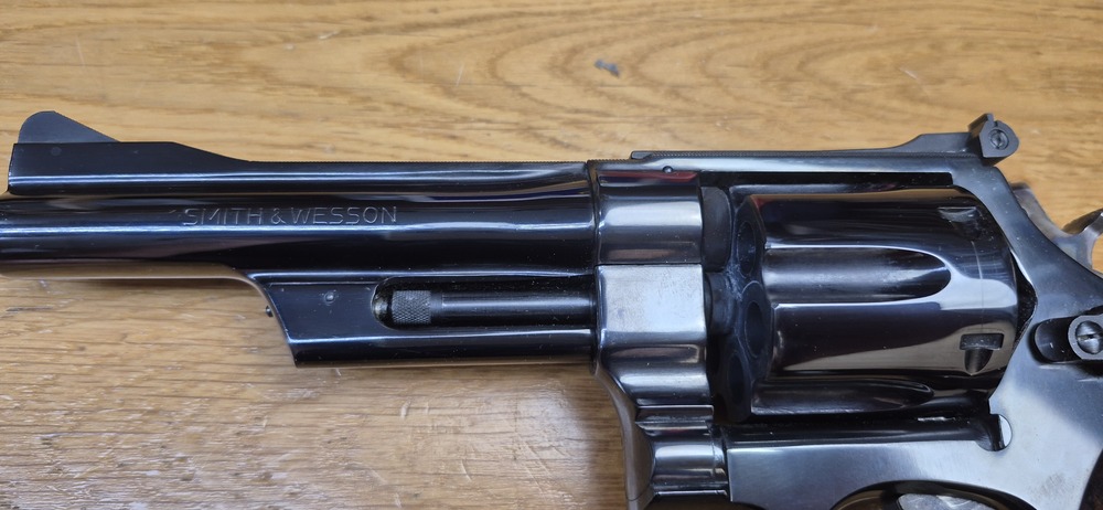 Mythique revolver Smith&Wesson modèle 27-2 – Cal .357Mag – Arme de 1976/77 - Fabrication et mécanique de qualité introuvable aujourd'hui - Revolver du FBI et des policiers – Canon de 5 pouces en fluté – Bronzage noir glacé superbe – Arme d'exception pour tireur d’exception - TBE++ Quasi neuf ! – Image 23