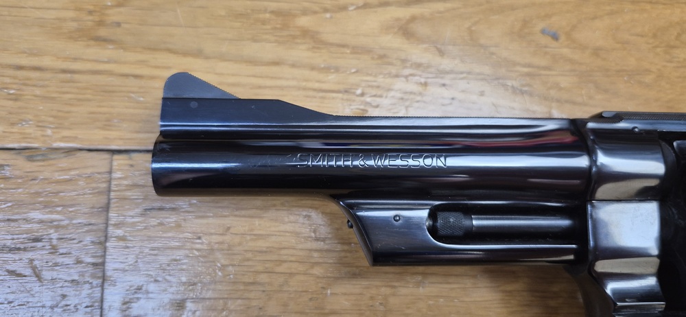 Mythique revolver Smith&Wesson modèle 27-2 – Cal .357Mag – Arme de 1976/77 - Fabrication et mécanique de qualité introuvable aujourd'hui - Revolver du FBI et des policiers – Canon de 5 pouces en fluté – Bronzage noir glacé superbe – Arme d'exception pour tireur d’exception - TBE++ Quasi neuf ! – Image 24