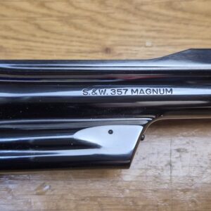 Mythique revolver Smith&Wesson modèle 27-2 – Cal .357Mag – Arme de 1976/77 - Fabrication et mécanique de qualité introuvable aujourd'hui -  Revolver du FBI et des policiers  – Canon de 5 pouces en fluté – Bronzage noir glacé superbe – Arme d'exception pour tireur d’exception - TBE++ Quasi neuf !