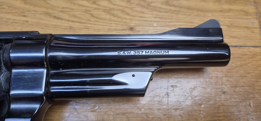 Mythique revolver Smith&Wesson modèle 27-2 – Cal .357Mag – Arme de 1976/77 - Fabrication et mécanique de qualité introuvable aujourd'hui - Revolver du FBI et des policiers – Canon de 5 pouces en fluté – Bronzage noir glacé superbe – Arme d'exception pour tireur d’exception - TBE++ Quasi neuf !
