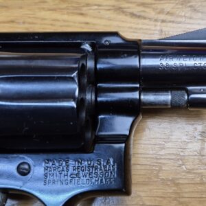 Peu courant et très beau Revolver Smith&Wesson Mod 12-1 - Rare version Air Weight du Military and Police de 1905 - Alliage spécial en carcasse et barillet acier - 6 coups (et pas 5 !) en calibre 38 SP - Canon 2 pouces neuf -  Arme bluffante de .... 520 grammes en carcasse KA ! - Le grand frères du Smith 37- Belles construction Smith des grandes années - Arme de 1962 - A l'état de neuf ! - TBE+/TBE++