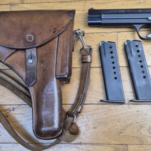 Très beau pistolet SIG P210-2 - Mythe du 9 para - Arme militaire du 4° contrat - Vers 1955/56 - Très beau bronzage - Fonctionnement et canon de rêve - 2 chargeurs supplémentaires et étui (la totale!) fournis en sus - État TBE++/TBE+++ !