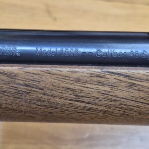 Superbe et rare carabine Winchester modèle 1866 - Une "Yellow Boy" dans une peu courante fabrication Miroku au Japon - Rare cal.38 SP/38 spécial - Boitier bronze/laiton comme les originaux - 10 coups - Mécanique et bois à l'état de neuf ou quasi neuf - Arme en fabrication moderne d'exception et pièce rare - TBE+++