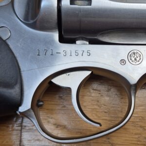 Peu courant Revolver Ruger GP 100 "Custom" - Modèle Canon 6 pouces - Rare customisation à canon Lourd ABOM en Allemagne - Rail intégral acier à hausse réglable et guidon Wichita 100% acier - Cal. 357Magnum / 38 special - Arme de septembre 1992 -  Rare custom Ruger - TBE/TBE+