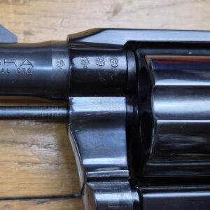 Beau et peu courant Colt Cobra – Subnose en 38 SP – Arme de 1966 – Carcasse aluminium – Canon 2 pouces aux rayures impeccables – Très bonne mécanique et esthétique – Arme iconique des détectives à grosse moustache et des gardes du corps - Etat neuf ! TBE ++/TBE+++