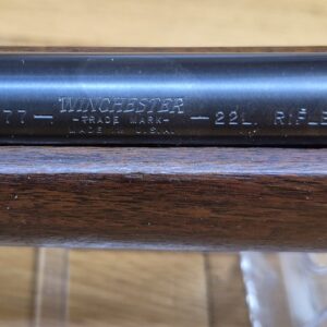 Très belle carabine Winchester Model 77 - Arme semi-automatique en cal. 22LR - La compagne du jeune américain d'après guerre - Arme idéale de chasse à la vermine et ennemie personnelle de toute canette ! - 8 coups - Très belle fabrication Winchester New Haven de 1962 - État plus que très bon - TBE++