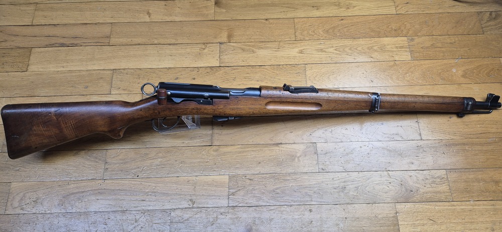 Rare Carabine suisse 05/11 - Sur base de carabine de cavalerie 1905 système 1889 Schmidt Rubin modifiée 1911 - Munition GP11 en 7,5 x 55 Suisse - Bons bois mais avec entures - Mécanique impeccable et canon très beau - Excellente petite carabine en cat. D - BE/BE+ – Image 2
