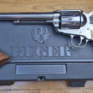 Très beau revolver Ruger Vaquero - Cal .45 Colt en six coups - Canon 7,5 pouces - Version "Old model" (le plus solide !) - Magnifique finition "Stainless" avec plaquettes épaisses type os - Fourni avec boite et plaquettes bois de marque RUGER d'origine - Excellent état mécanique et superbe canon miroir - Un top de Cowboy ! - Superbe état - TBE+/TBE++!