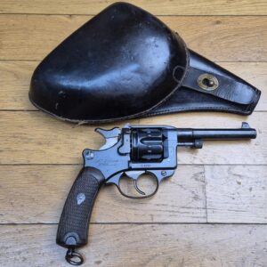 Beau revolver réglementaire modèle 1892 - Courant mais mythique - Apogée du revolver réglementaire Made in France - Calibre 8mm92 - Mono-matricule - Arme de 1894 - Belle mécanique - Très beau canon - Bel étui réglementaire en sus -  TBE-