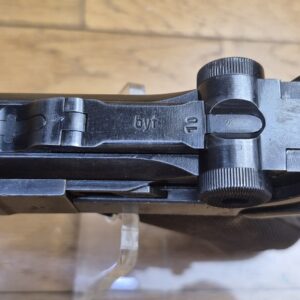 Pistolet Luger P08 - Code "BYF" pour une fabrication Mauser de 1942 - Arme 100% mono-matricule renumérotée - Re bronzée et code 42 re gravé - Bon état mécanique et superbe canon - Rééprouvé à Ulm en 1976 - Chargeur moderne - BE+/TBE-