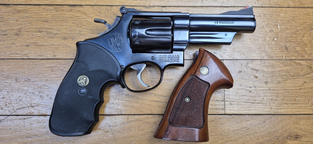 Terreur des ours ! – Revolver Smith & Wesson M29-2 – Cal .44Mag – Canon 4 pouces – Finition bronzée hors pair à 98,9% – Arme de fin 1973 – Deux jeux de poignées – Mécanique époustouflante et introuvable aujourd'hui – Mythe cinématographique autant qu'armurier! – TBE++! – Image 2