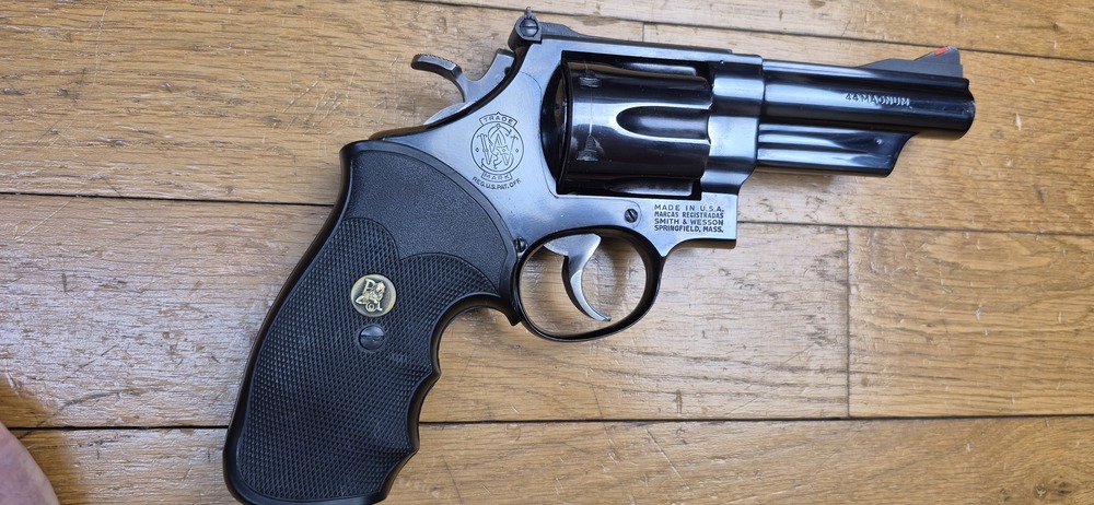 Terreur des ours ! – Revolver Smith & Wesson M29-2 – Cal .44Mag – Canon 4 pouces – Finition bronzée hors pair à 98,9% – Arme de fin 1973 – Deux jeux de poignées – Mécanique époustouflante et introuvable aujourd'hui – Mythe cinématographique autant qu'armurier! – TBE++! – Image 3