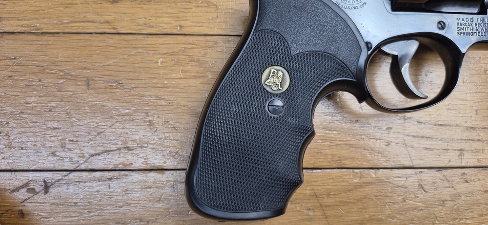Terreur des ours ! – Revolver Smith & Wesson M29-2 – Cal .44Mag – Canon 4 pouces – Finition bronzée hors pair à 98,9% – Arme de fin 1973 – Deux jeux de poignées – Mécanique époustouflante et introuvable aujourd'hui – Mythe cinématographique autant qu'armurier! – TBE++! – Image 4