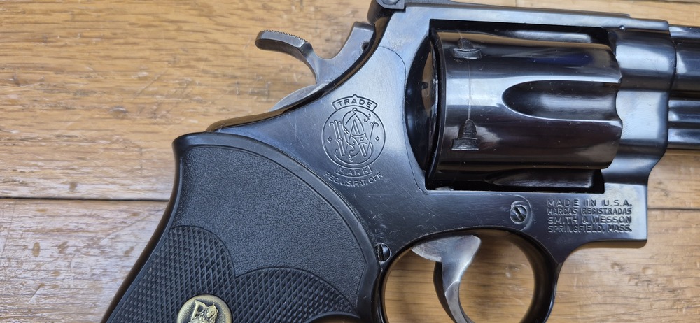 Terreur des ours ! – Revolver Smith & Wesson M29-2 – Cal .44Mag – Canon 4 pouces – Finition bronzée hors pair à 98,9% – Arme de fin 1973 – Deux jeux de poignées – Mécanique époustouflante et introuvable aujourd'hui – Mythe cinématographique autant qu'armurier! – TBE++! – Image 5