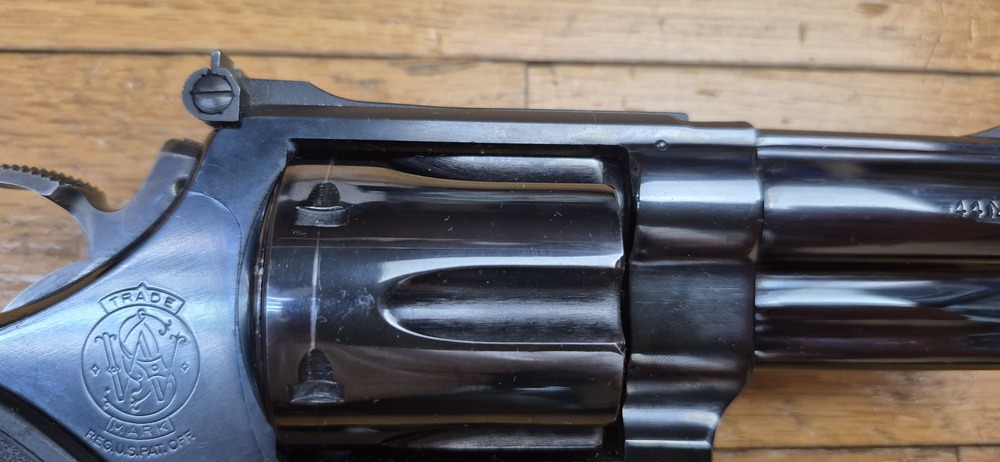Terreur des ours ! – Revolver Smith & Wesson M29-2 – Cal .44Mag – Canon 4 pouces – Finition bronzée hors pair à 98,9% – Arme de fin 1973 – Deux jeux de poignées – Mécanique époustouflante et introuvable aujourd'hui – Mythe cinématographique autant qu'armurier! – TBE++! – Image 6