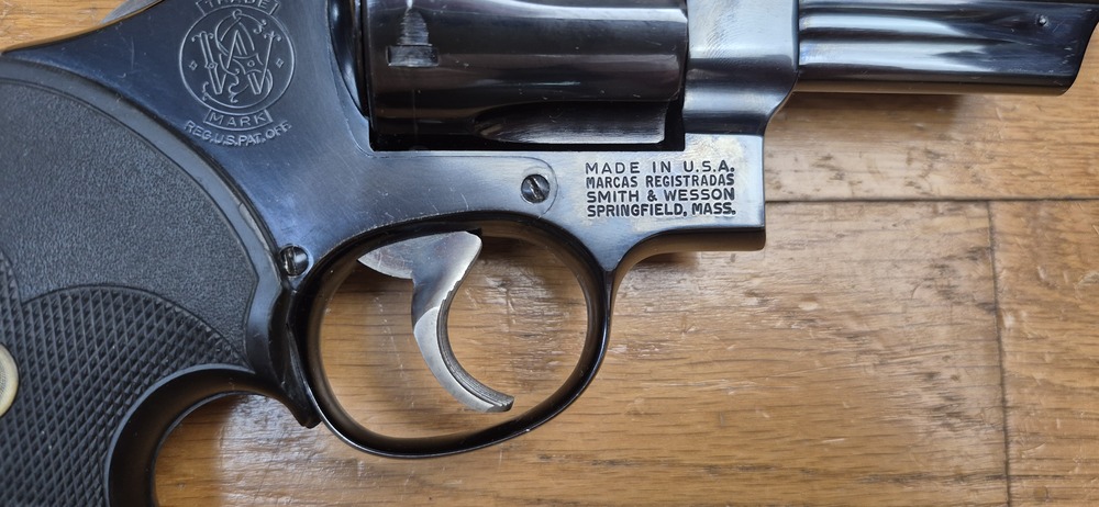 Terreur des ours ! – Revolver Smith & Wesson M29-2 – Cal .44Mag – Canon 4 pouces – Finition bronzée hors pair à 98,9% – Arme de fin 1973 – Deux jeux de poignées – Mécanique époustouflante et introuvable aujourd'hui – Mythe cinématographique autant qu'armurier! – TBE++! – Image 7