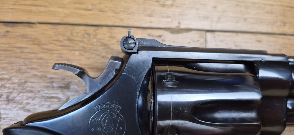 Terreur des ours ! – Revolver Smith & Wesson M29-2 – Cal .44Mag – Canon 4 pouces – Finition bronzée hors pair à 98,9% – Arme de fin 1973 – Deux jeux de poignées – Mécanique époustouflante et introuvable aujourd'hui – Mythe cinématographique autant qu'armurier! – TBE++! – Image 8