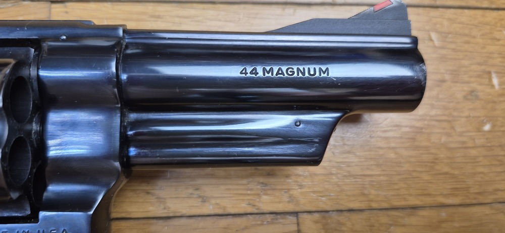 Terreur des ours ! – Revolver Smith & Wesson M29-2 – Cal .44Mag – Canon 4 pouces – Finition bronzée hors pair à 98,9% – Arme de fin 1973 – Deux jeux de poignées – Mécanique époustouflante et introuvable aujourd'hui – Mythe cinématographique autant qu'armurier! – TBE++! – Image 9