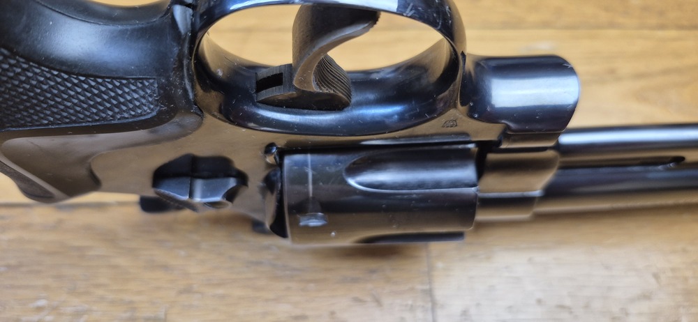 Terreur des ours ! – Revolver Smith & Wesson M29-2 – Cal .44Mag – Canon 4 pouces – Finition bronzée hors pair à 98,9% – Arme de fin 1973 – Deux jeux de poignées – Mécanique époustouflante et introuvable aujourd'hui – Mythe cinématographique autant qu'armurier! – TBE++! – Image 12