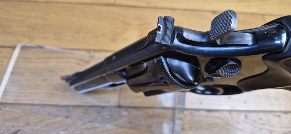Terreur des ours ! – Revolver Smith & Wesson M29-2 – Cal .44Mag – Canon 4 pouces – Finition bronzée hors pair à 98,9% – Arme de fin 1973 – Deux jeux de poignées – Mécanique époustouflante et introuvable aujourd'hui – Mythe cinématographique autant qu'armurier! – TBE++! – Image 15