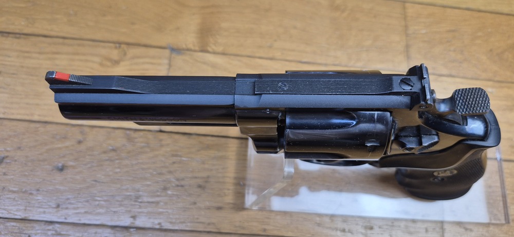 Terreur des ours ! – Revolver Smith & Wesson M29-2 – Cal .44Mag – Canon 4 pouces – Finition bronzée hors pair à 98,9% – Arme de fin 1973 – Deux jeux de poignées – Mécanique époustouflante et introuvable aujourd'hui – Mythe cinématographique autant qu'armurier! – TBE++! – Image 16