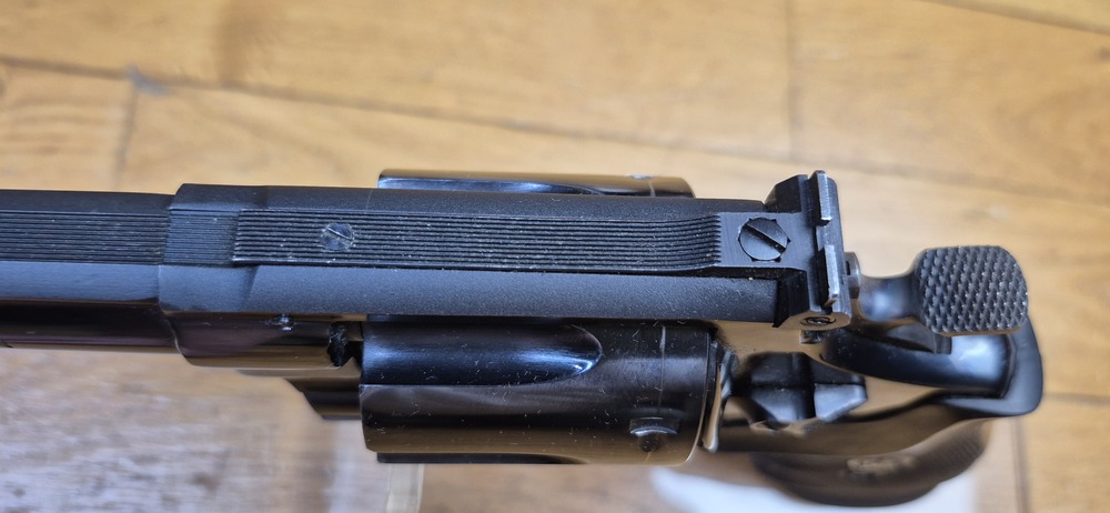 Terreur des ours ! – Revolver Smith & Wesson M29-2 – Cal .44Mag – Canon 4 pouces – Finition bronzée hors pair à 98,9% – Arme de fin 1973 – Deux jeux de poignées – Mécanique époustouflante et introuvable aujourd'hui – Mythe cinématographique autant qu'armurier! – TBE++! – Image 17