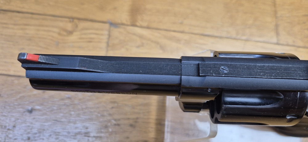 Terreur des ours ! – Revolver Smith & Wesson M29-2 – Cal .44Mag – Canon 4 pouces – Finition bronzée hors pair à 98,9% – Arme de fin 1973 – Deux jeux de poignées – Mécanique époustouflante et introuvable aujourd'hui – Mythe cinématographique autant qu'armurier! – TBE++! – Image 18