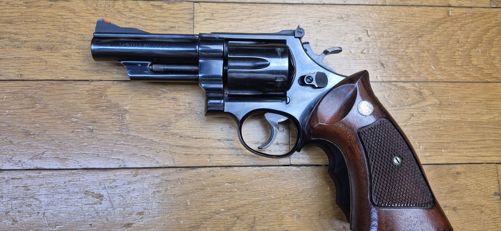 Terreur des ours ! – Revolver Smith & Wesson M29-2 – Cal .44Mag – Canon 4 pouces – Finition bronzée hors pair à 98,9% – Arme de fin 1973 – Deux jeux de poignées – Mécanique époustouflante et introuvable aujourd'hui – Mythe cinématographique autant qu'armurier! – TBE++! – Image 20